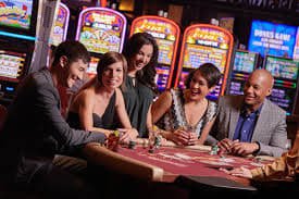 Dealer profesional solis77 membagikan kartu di meja Dragon Tiger Live dengan dua posisi kartu terbuka